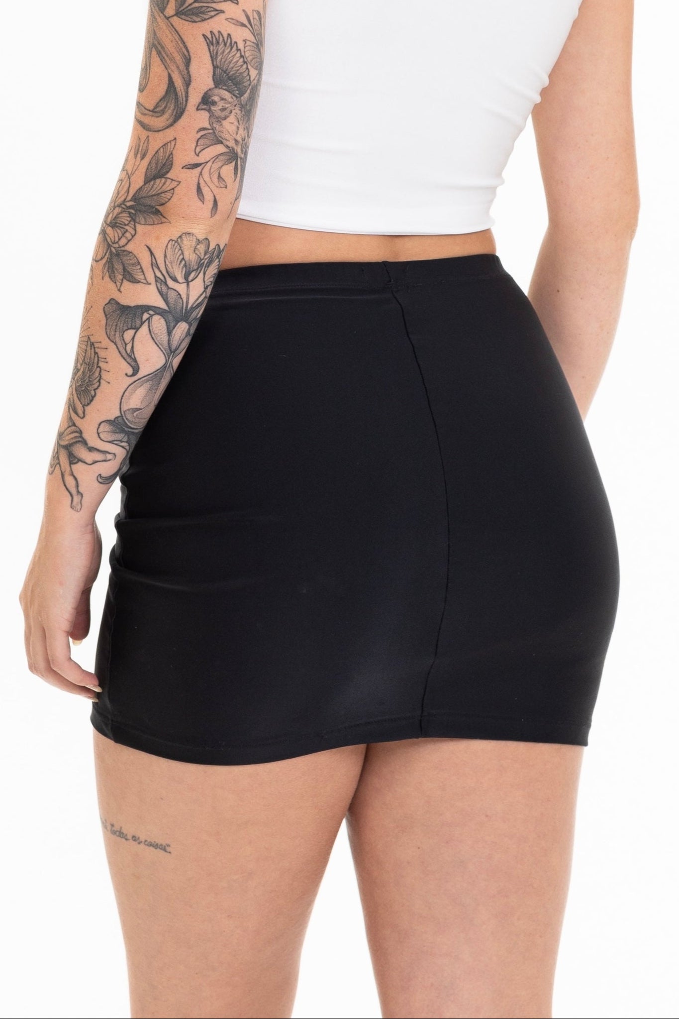 Saia Preta Curta de Poliamida