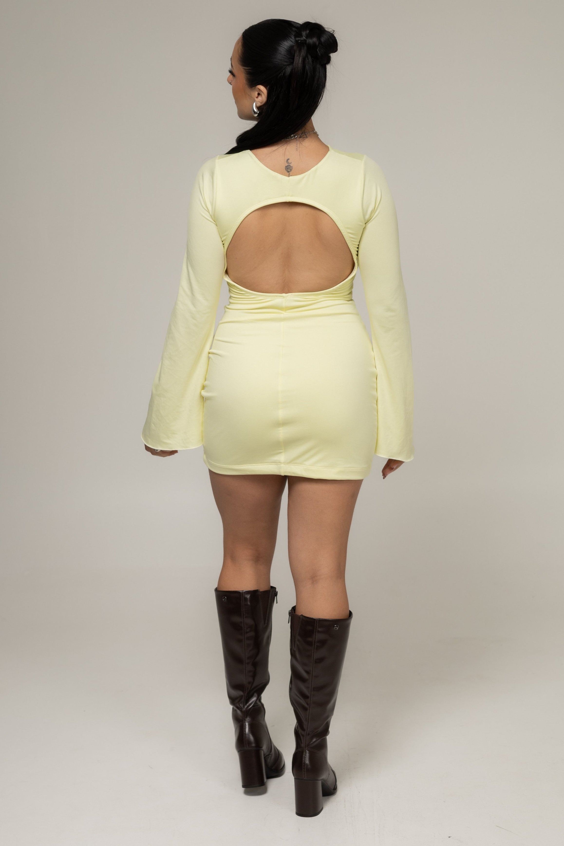 Vestido Curto Manga Longa com Decote nas Costas Amarelo