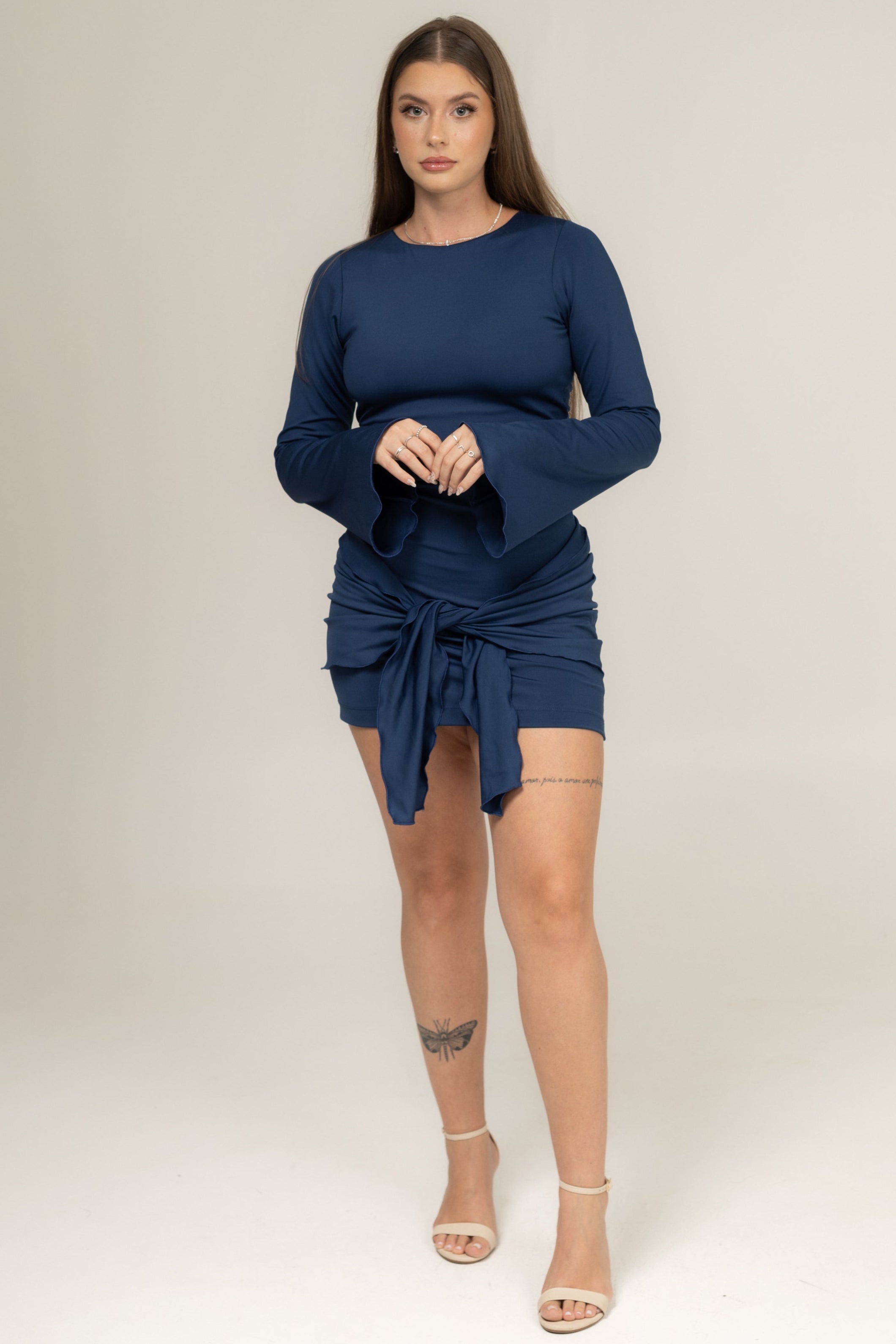 Vestido Curto Manga Longa com Decote nas Costas Marinho