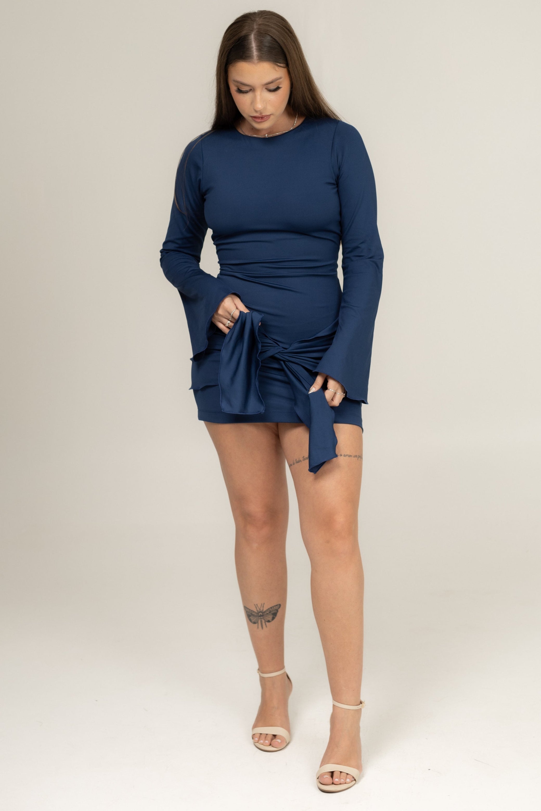 Vestido Curto Manga Longa com Decote nas Costas Marinho